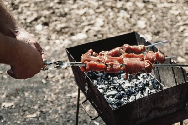 Hombre tiene en sus manos un pincho con carne cruda, estilo de vida —  Fotos de Stock