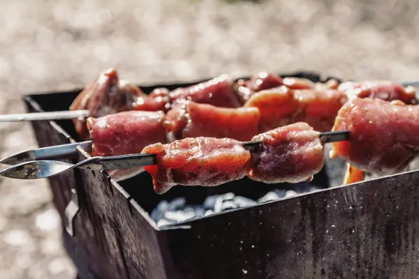 Fleischspieße für Spieße vom Grill auf der Straße — Stockfoto