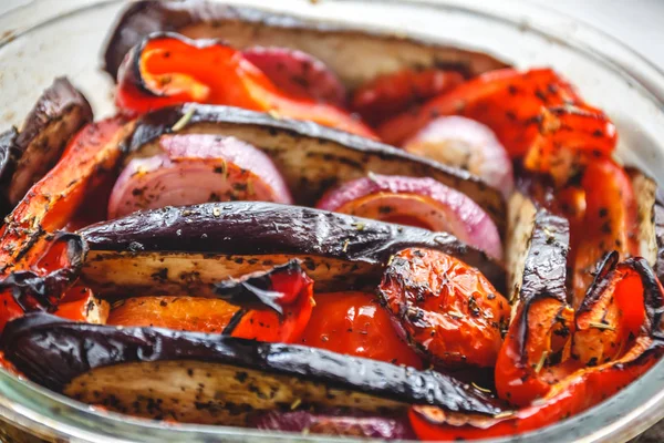 Fırında sebze domates, patlıcan, mavi soğan, kabak, kabak — Stok fotoğraf