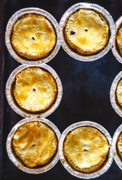 Mini quiche cerrado relleno de carne y champiñones, fruta — Foto de Stock