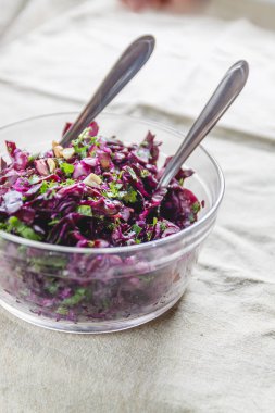 Bir cam kase otlar ve fındık ile taze mavi lahana salatası 