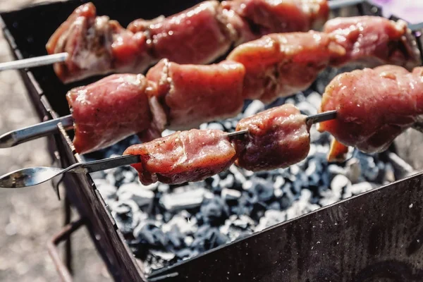 Brochetas de carne para kebabs a la parrilla n parrilla en la calle —  Fotos de Stock