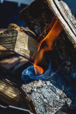 Sadece o ızgara içinde odun ateşi arasında yangın göründü aldı