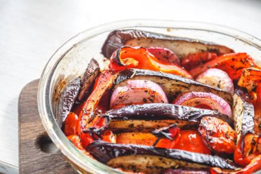 Fırında sebze domates, patlıcan, mavi soğan, kabak, kabak