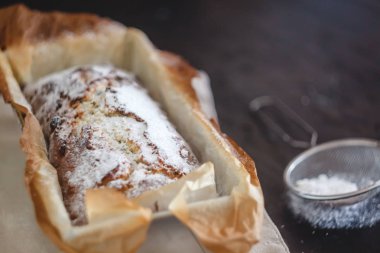 Bir metal bakin pudra şekeri ile dikdörtgen sermaye cupcake