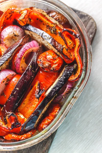 Verduras al horno tomates, berenjenas, cebollas azules, calabacín, zuc — Foto de Stock