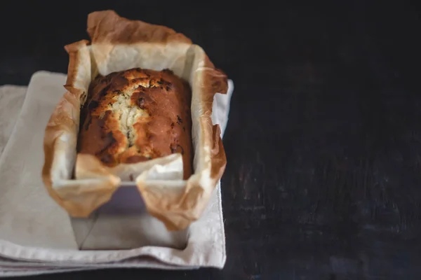 Rectangular ruddy metropolitan cake-bread en una panadería metálica d — Foto de Stock
