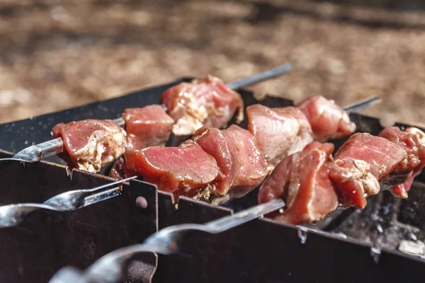 Fleischspieße für Spieße vom Grill auf der Straße — Stockfoto