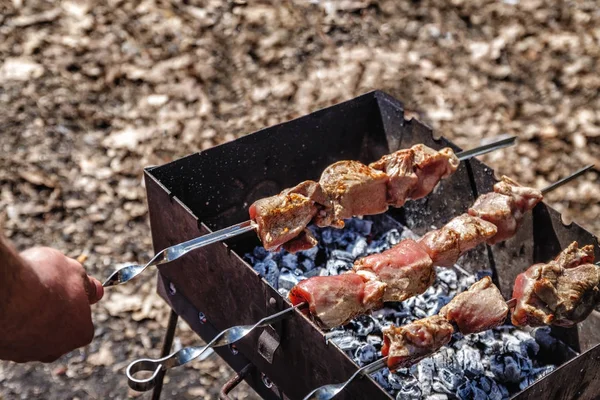 Mann hält Spieß mit rohem Fleisch in der Hand, Lebensstil — Stockfoto