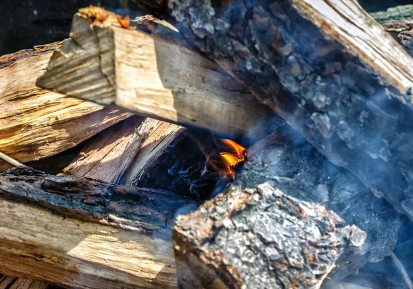 Nur er nahm das Feuer unter dem Holzfeuer im Grill — Stockfoto