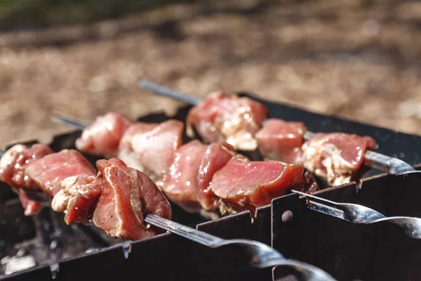 Fleischspieße für Spieße vom Grill auf der Straße — Stockfoto