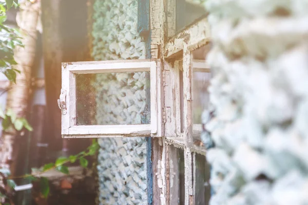 Στο παλιό σπίτι του χωριού άνοιξε ένα μικρό παράθυρο — Φωτογραφία Αρχείου