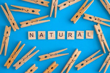 Ahşap clothespins beyaz ve mavi arka plan üzerinde dağınık 