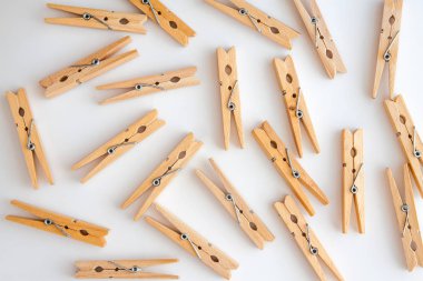 Ahşap clothespins beyaz bir arka plan üzerinde dağınık. ab'den görünüm