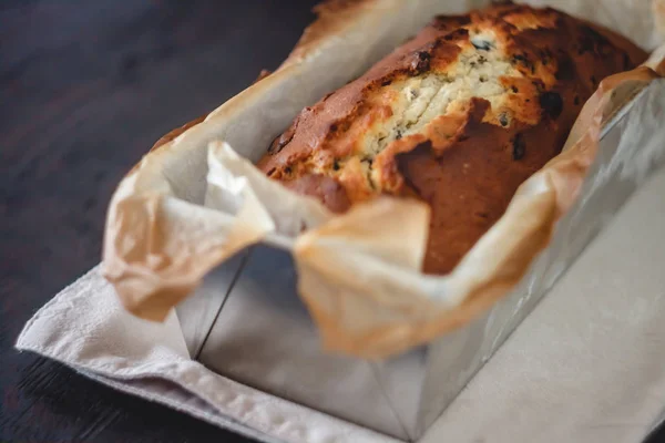 Rectangular ruddy metropolitan cake-bread en una panadería metálica d — Foto de Stock
