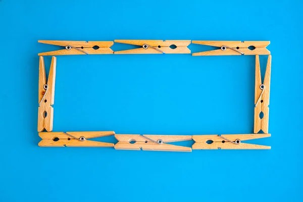 Στρογγυλό ή ορθογώνιο πλαίσιο κατασκευασμένο από ξύλινα μανταλάκια στο Blu — Φωτογραφία Αρχείου