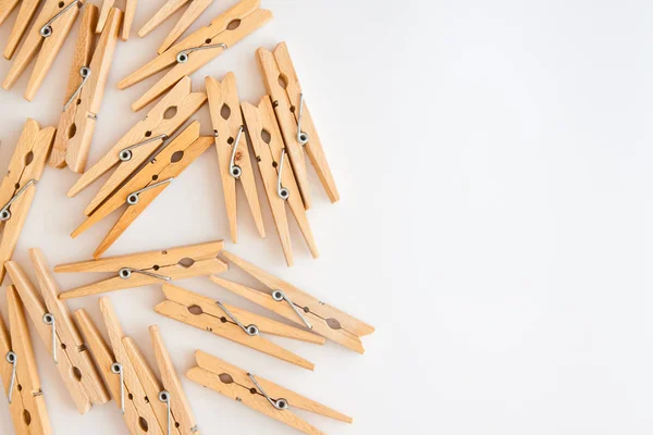 Pinzas de madera esparcidas sobre un fondo blanco. Vista desde ab — Foto de Stock