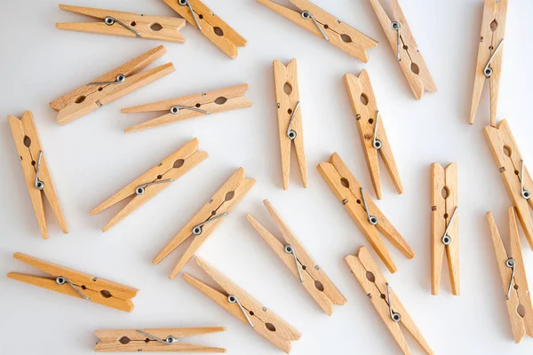 Wooden clothespins scattered on a white background. View from ab — Stock Photo, Image