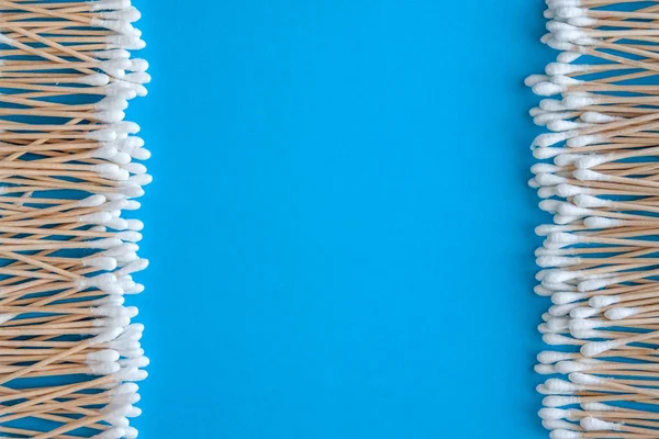 Composición de hisopos de algodón de madera sobre un fondo azul-cian-lila — Foto de Stock