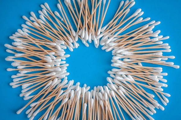青シアンライラックバックグルー上の木製綿棒の組成 — ストック写真