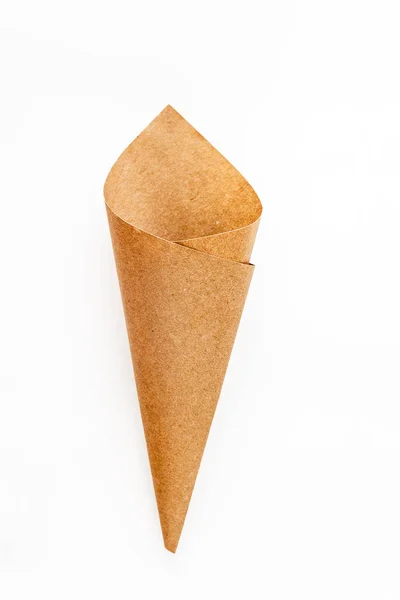 Cone de papel pergaminho isolado sobre fundo branco — Fotografia de Stock