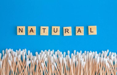 Kompozisyon bir blu ahşap pamuk lu bezlerin yuvarlak bir çerçeve