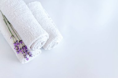 beyaz izole backgr beyaz temiz havlu ve lavanta çiçekleri