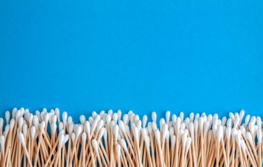 Mavi-Camgöbeği-Lila arka planda ahşap pamuk bezlerden bileşimi. Yuvarlak çerçeve çerçeveleme. Düz yatıyordu. Boşluk Kopyala. Eğilim. Konsept doğal, çevre dostu, modern hijyen..