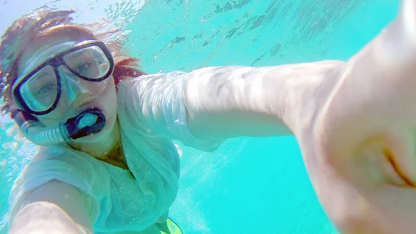 Jonge vrouw meisje maakt selfie, neemt foto's van zichzelf onder water in de zee, in de buurt van de koraalriffen — Stockfoto