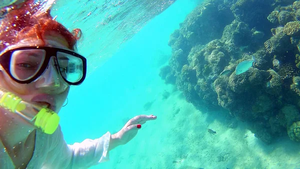 Jeune femme fille fait selfie, prend des photos d'elle-même sous l'eau dans la mer, près des récifs coralliens — Photo