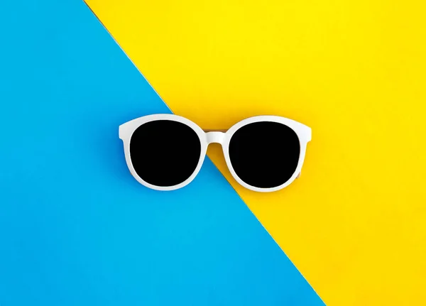 Ηλιόλουστα κομψά λευκά γυαλιά ηλίου σε φωτεινό μπλε-κυανό και κίτρινο-πορτοκαλί φόντο, επάνω θέα, απομονωμένο. Αντιγραφή χώρου. Επίπεδη ωοτοκίδα — Φωτογραφία Αρχείου
