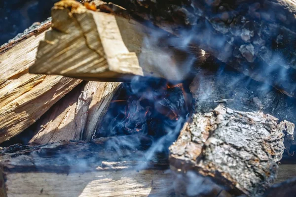 Nur er nahm das Feuer unter dem Holzfeuer im Grill — Stockfoto