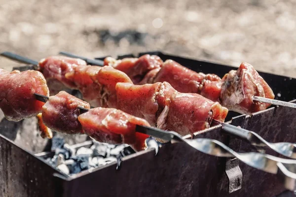 Vlees spiesjes voor kebab gegrilde n Grill op straat — Stockfoto