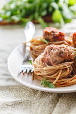 orijinal İtalyan spagetti domates soslu köfte ile