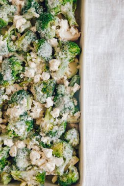 Tavuk fileto ve brokoli bir pişirme di peynir sosu pişmiş. Tavuk fileto ve brokoli peynir sosu yakın-up bir pişirme çanak pişmiş. Yatay