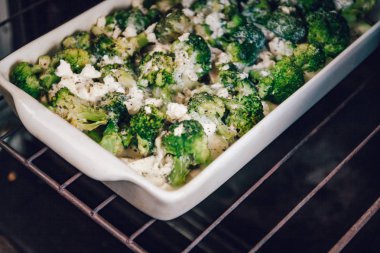 Tavuk fileto ve brokoli bir pişirme di peynir sosu pişmiş. Tavuk fileto ve brokoli peynir sosu yakın-up bir pişirme çanak pişmiş. Yatay