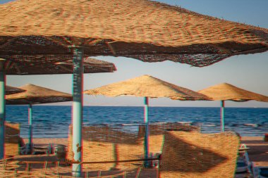 plajda saman şemsiyeleri. aksaklık anaglyph 3D etkisi. Twisted pejmürde mercan turkuaz etkisi