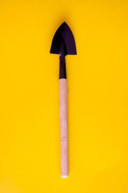 parlak sarı Trend arka planda kürek ve komisyon. yukarıdan görüntüle. Afiş. Baharat Kopyala. Düz yatma