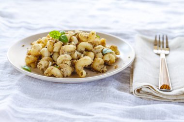 geleneksel sovyet rus makarna çanak, erişte, lacivert makarna, hafif kumaş arka plan üzerinde beyaz bir tabak üzerinde et ile. Yukarıdan Minimalizm Görünümü.