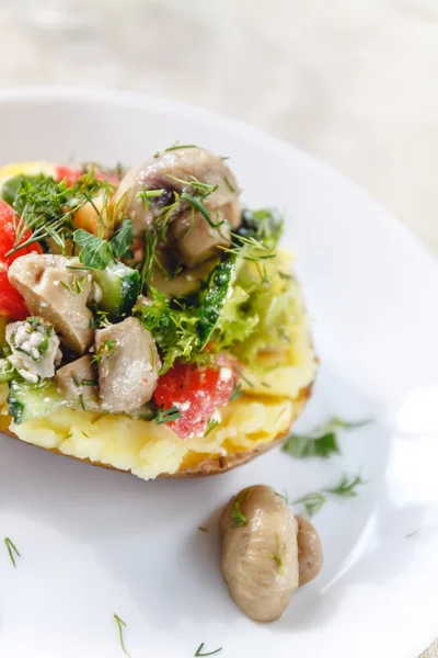 Hele gebakken aardappel met champignons, tomaten en groenten. Serveren op een witte plaat op een lichte rustieke weefsel achtergrond. Close-up. Bovenaanzicht. Ruimte kopiëren — Stockfoto