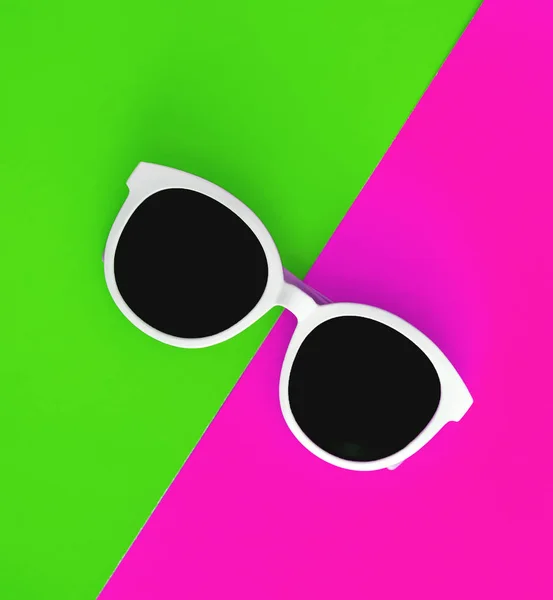 Солнечные стильные белые солнцезащитные очки на ярко-зеленом и малиново-розовом фоне, вид сверху, изолирован. Принято. Плоский лежал — стоковое фото