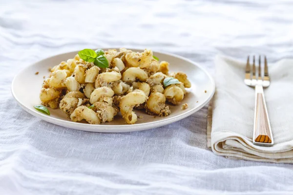 geleneksel sovyet rus makarna çanak, erişte, lacivert makarna, hafif kumaş arka plan üzerinde beyaz bir tabak üzerinde et ile. Yukarıdan Minimalizm Görünümü.