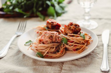 orijinal İtalyan spagetti domates soslu köfte ile