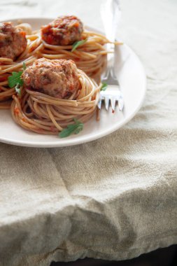 orijinal İtalyan spagetti domates soslu köfte ile