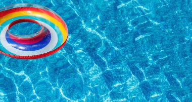 Şişme su aktiviteleri havuzda su üzerinde tüp yüzer daire. Afiş. Konsept, eğlenceli, neşeli yaz ve rahatlama.