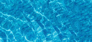 Güneşli bir günde havuzda gibi parlak mavi arka plan, afiş