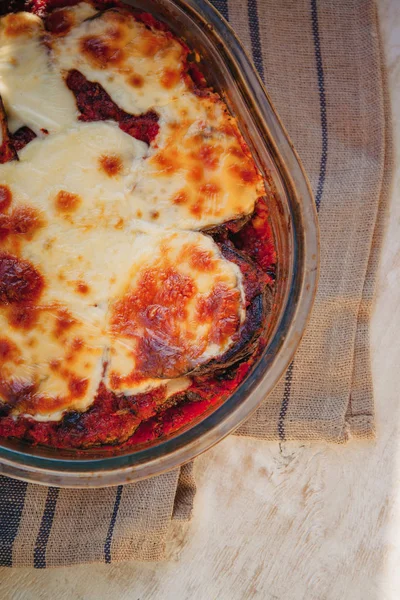 Bakłażan Alla PARMIGIANA melanzane bliska w naczyniu do pieczenia. Poziome. Pyszne bakłażan Alla PARMIGIANA melanzane zbliżenie w naczyniu do pieczenia. — Zdjęcie stockowe