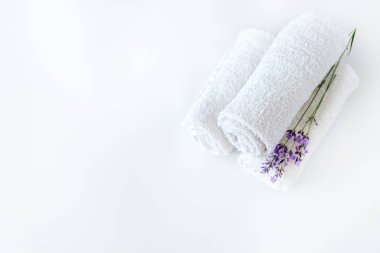 beyaz izole arka planda beyaz temiz havlu ve lavanta çiçekleri