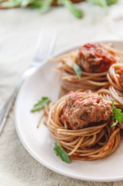 orijinal İtalyan spagetti domates soslu köfte ile