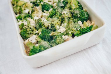 Tavuk fileto ve brokoli bir pişirme di peynir sosu pişmiş. Tavuk fileto ve brokoli peynir sosu yakın-up bir pişirme çanak pişmiş. Yatay